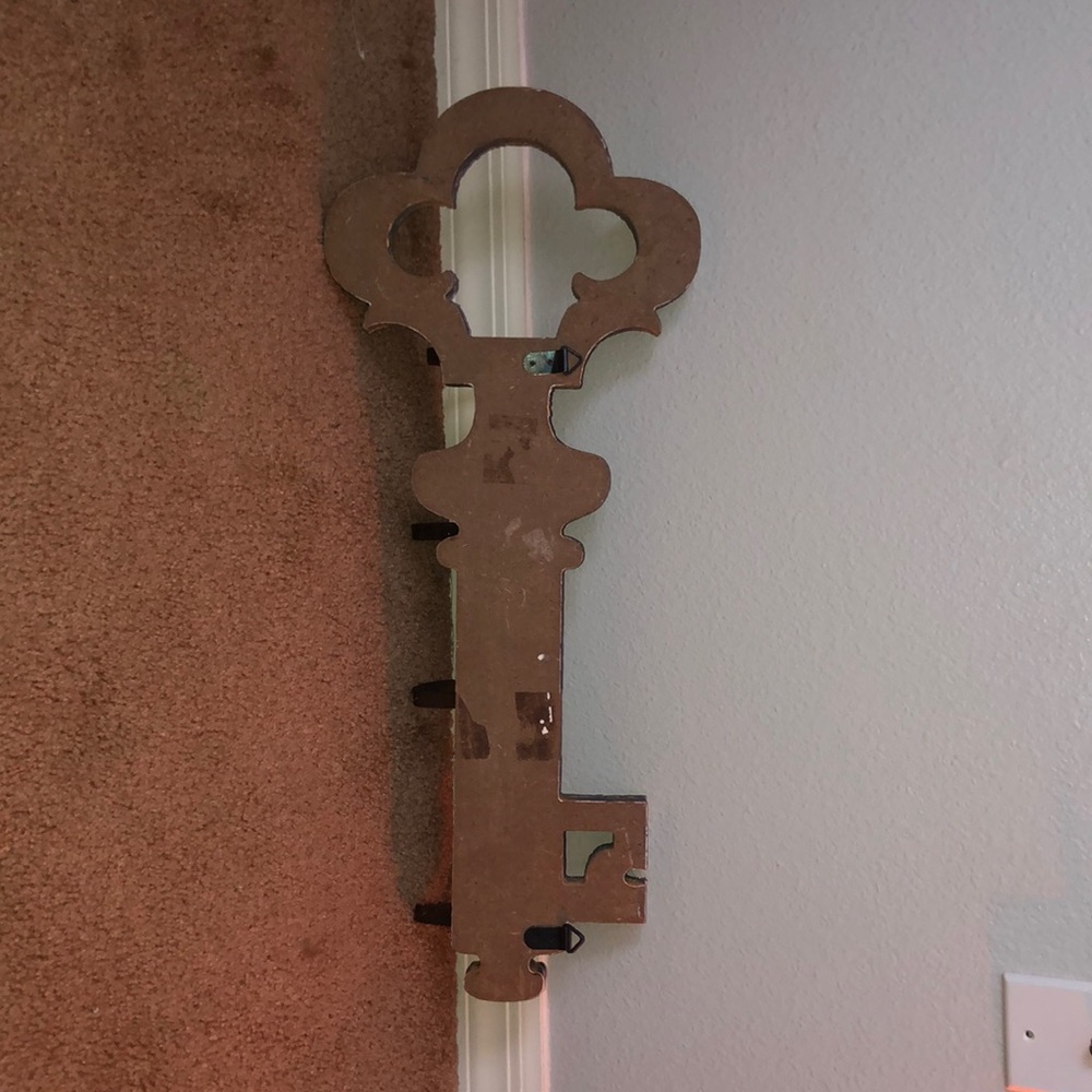Rustic Key: Key Holder/ Orginizer - Picture 2 of 2